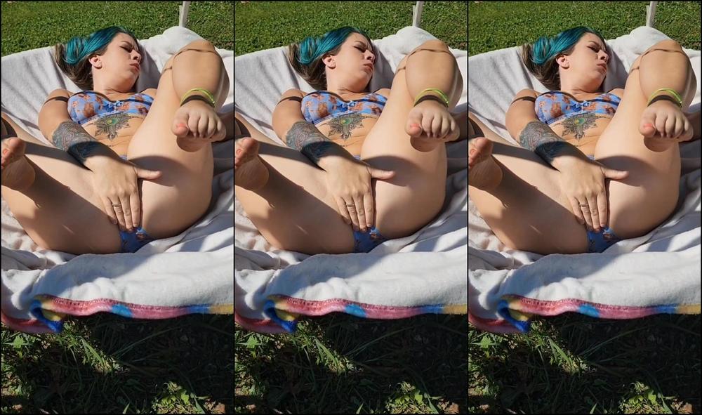 "KittyUV" allnatural, ass, fingering, milf, outdoors Outdoor Fingering manyvids
