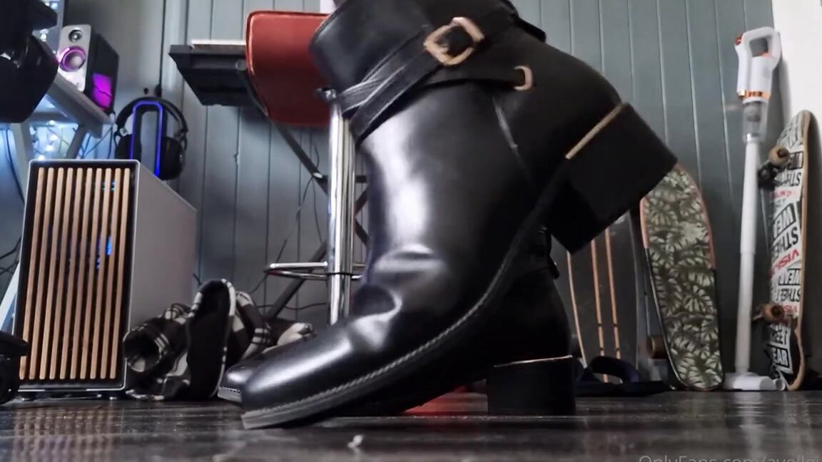 Ayellgirlfeet Nicknamed Ayellgirlfeet Onlyfans Je Retire Mes Belles Bottines Pour Te Montrer Mes Petits Pieds En Collants Noirs I Take Off My B 1