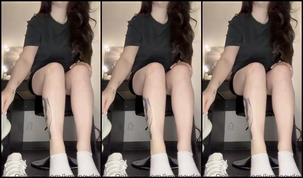 Lady Kira Aka Kmoneydom Onlyfans Sneaks Vs Socks Vs Barefoot What Do You Prefer