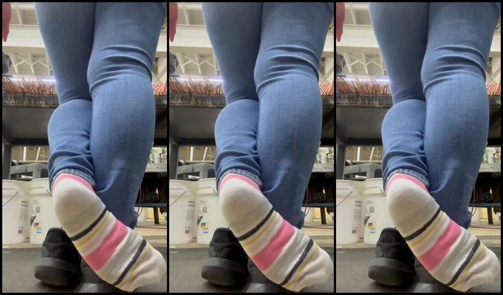 Paws And Klaws Foot Fetish 09 28 2024 Onlyfans Video Teasing You With My Sweaty Smelly Feet During My Saturday Morning Shift