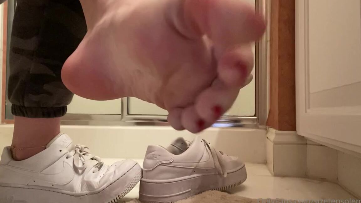 Sizetensolemates Onlyfans Watch Me Peel Off My Sweaty Peds Socks Before I Hop Into The Shower