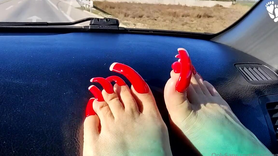 Lora Long Nails Nicknamed Loralongnails Onlyfans Toenails In The Car