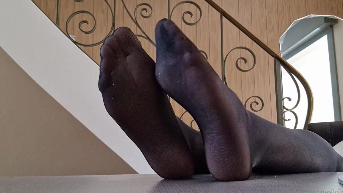 Ayellgirlfeet Nicknamed Ayellgirlfeet Onlyfans Je Retire Doucement Mes Collants Pour Toi 1