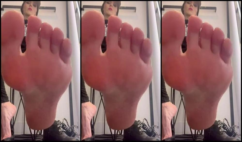 Goddess Bojana Nicknamed Goddessbojana Onlyfans I Have Spent Entire Day In These Boots Now Its Time For You To Clean