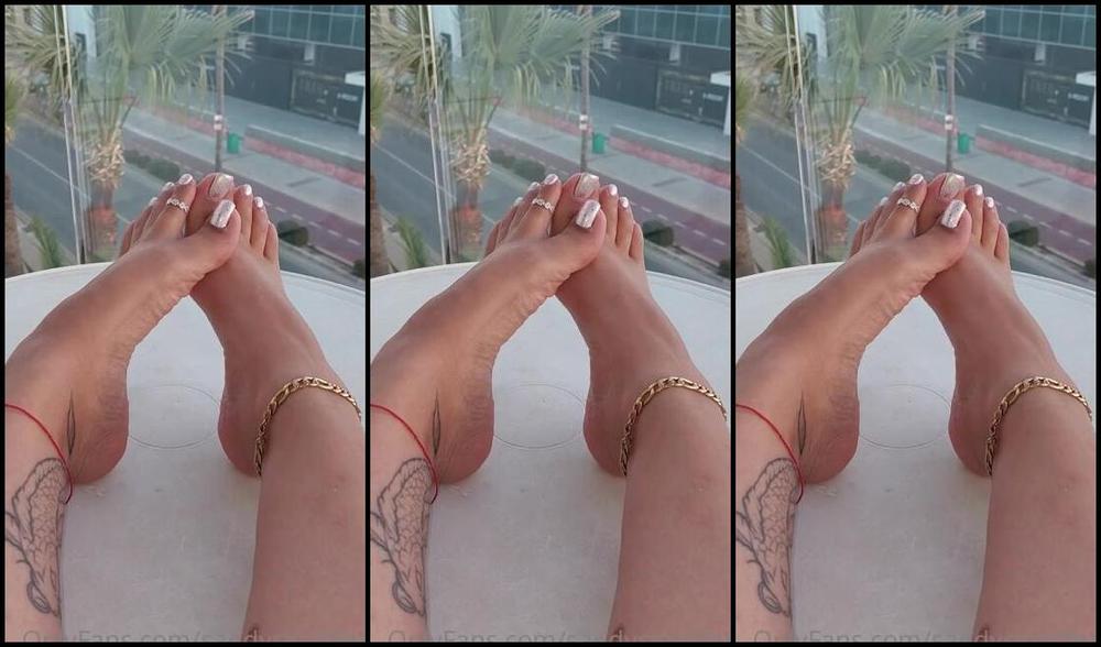 Mica Sandy Nicknamed Sandysmallfeet Onlyfans My Mom Is In The Room And Im On Balcony Showing You My Toes Silently