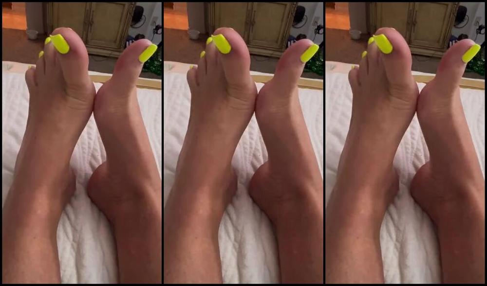 Wonderaeetwoman Nicknamed Wonderfeetwoman Onlyfans Morning Toe Wiggles