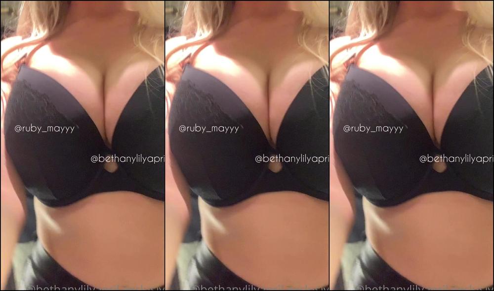 Bethanylilya Being Cheeky In The Public Changing Room With Ruby Mayyy