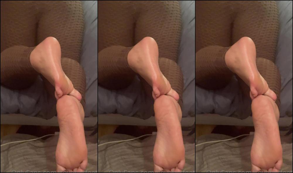 Iloveherfeettt Goddesssky Ignoring Me While I Jerk Off To Her Feet And Shoot My Load On Her Perfect Meaty