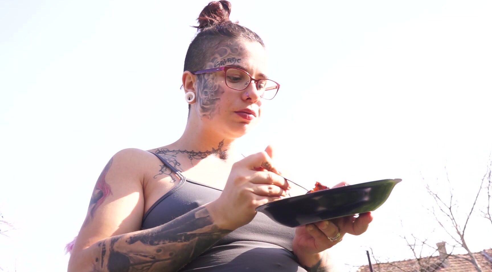 GymBabe - Pee In The Garden Front Of My Neighbors ManyVids