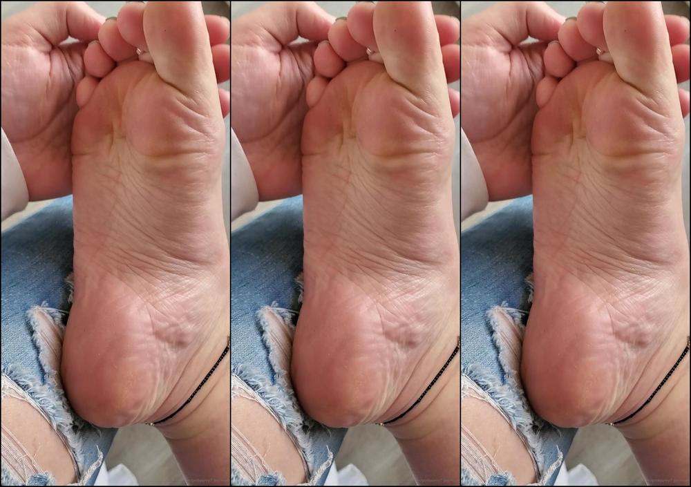 Pedipanty Premium Whenever I Record Myself Dangling My Flip Flops I Always Remember The Man Who Came Viciou