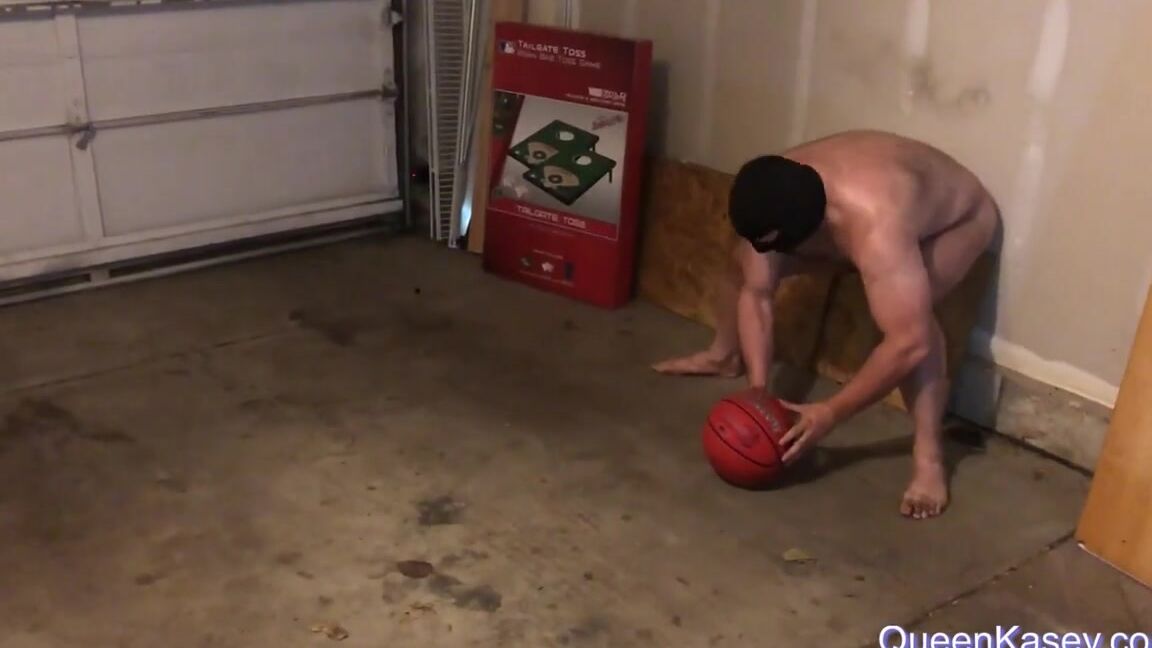 Queenofmean Nicknamed Realqueenkasey 01 04 2019 Onlyfans Video The Queen Smashes Your Manhood With A Basketball