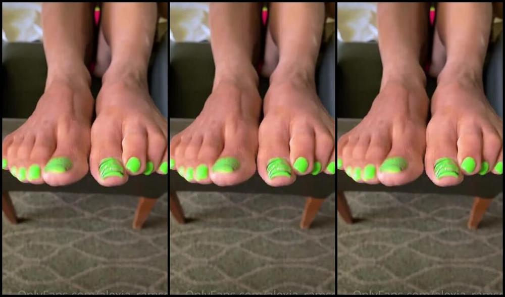 Alexia Ramsey Onlyfans My Poor Soles All Dry And Weathered From The Sun And Beach Sorry Been Mia Currently Away Will