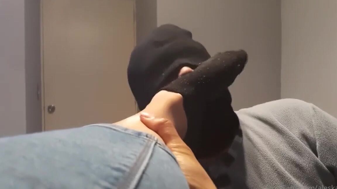 Queen Aleska Feet Nicknamed Aleskafeet Onlyfans I Like My Slave He Is Very Obedient