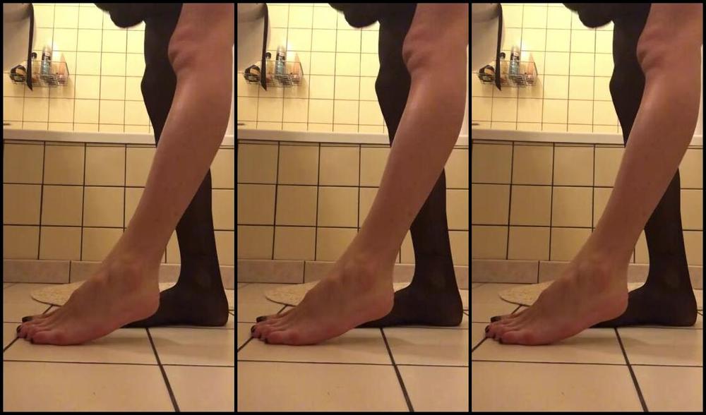 Goddessgaelle Nicknamed Badgaelle Onlyfans Admire Moi Mettre Mon Collant Dans La Salle De Bain