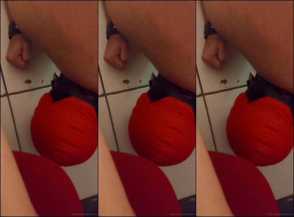 Madamefermans Alimentando O Escravinho Na Sola Dos Saltos Com Comida De Cachorro