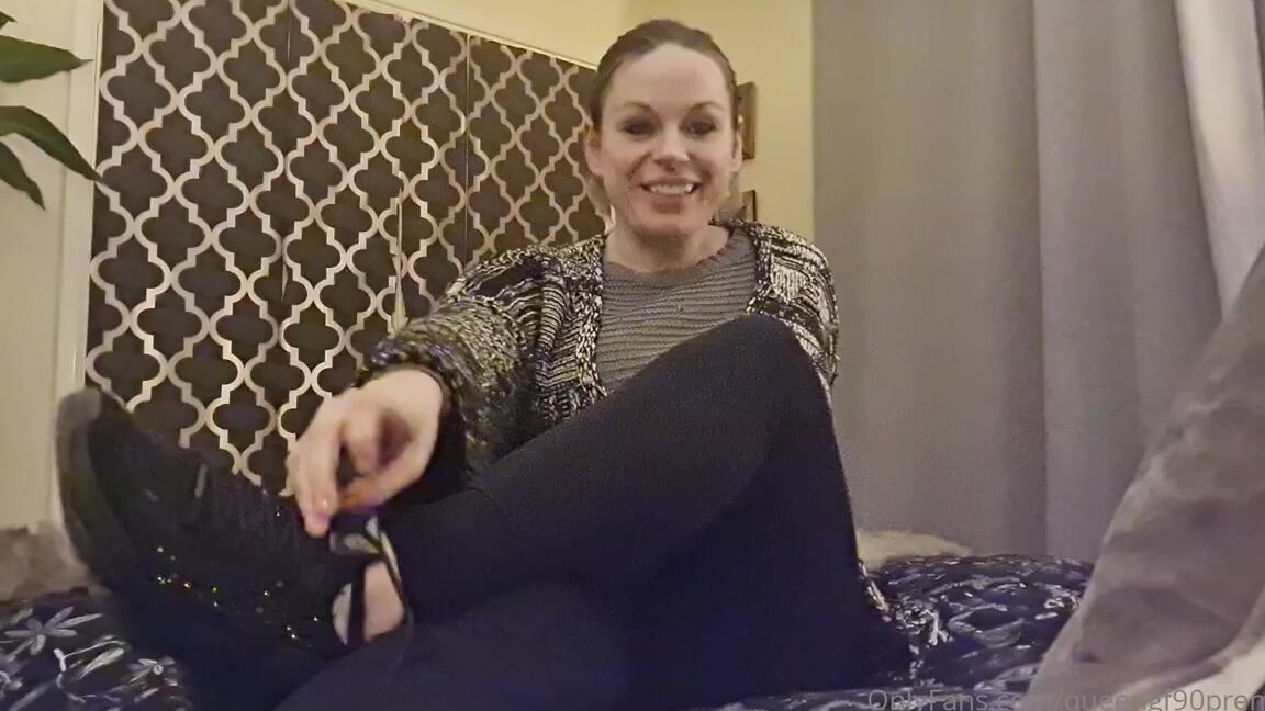 The Foot Queen Of England Aka Queengf90Premium Onlyfans Fresh Home From Work