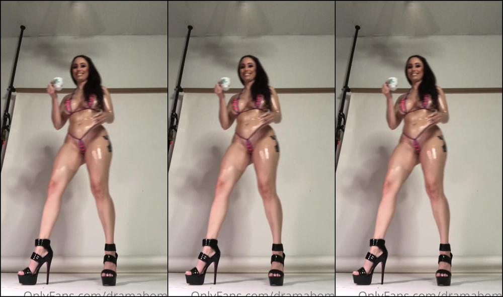 moneybirdette-15-11-2020-1259906681-caged-bikinis-with-angrymoon