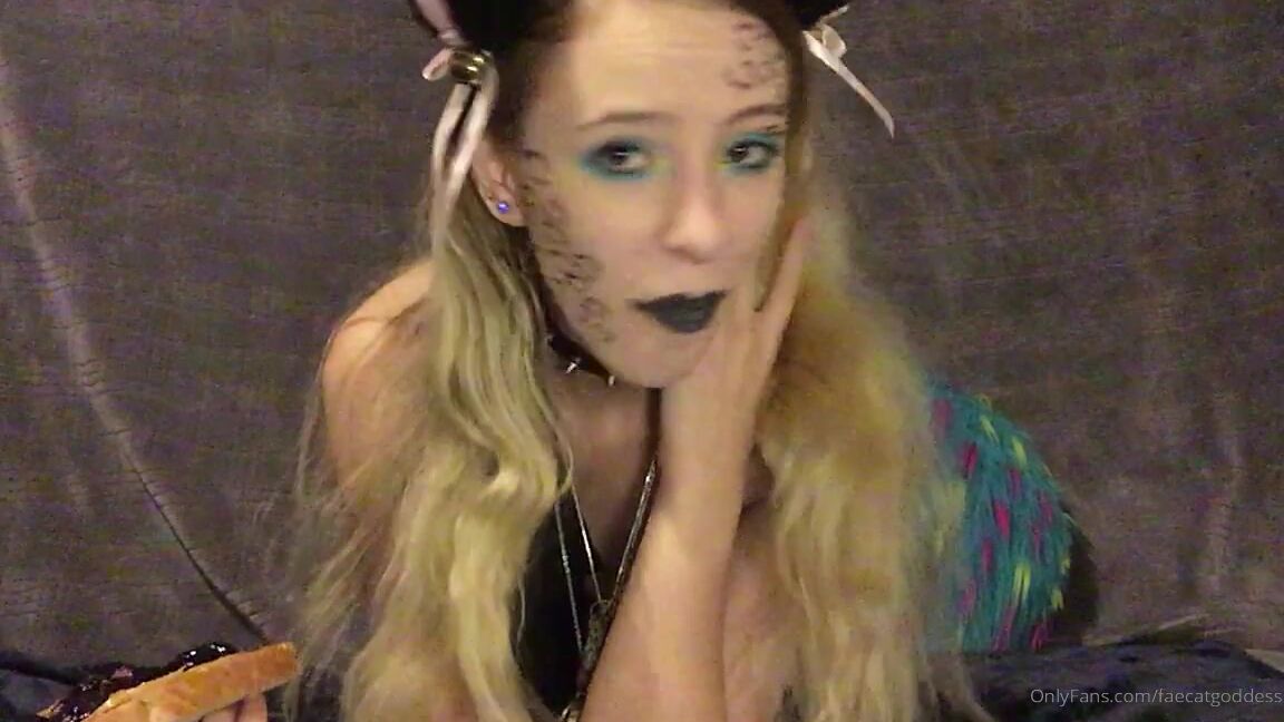 Faecatgoddess Sandwich Nomming In Lingerie