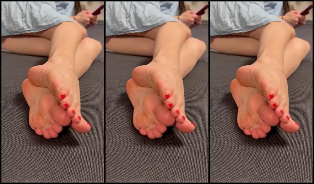Goddess Claire Nicknamed Goddessclair 02 21 2022 Onlyfans Video Watch How My Feet Move While Im Chatting With Friends