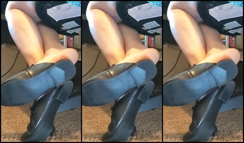 Premiumbrandy Onlyfans Red Toes Mules Play Working At My Desk I Noticed You Watching My Feet I Dangle And Smack My Mules