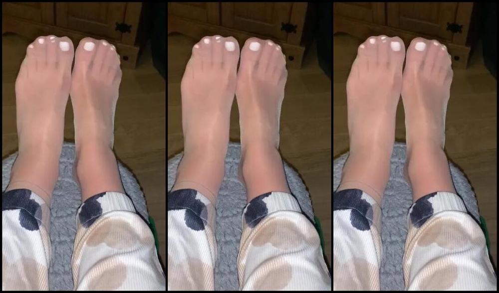 Miss Emma Rose Nicknamed Emmaemmarose Onlyfans I Need Fresh Toe Colour Might Go Black Next For Abit Whilst It S Still Winter What