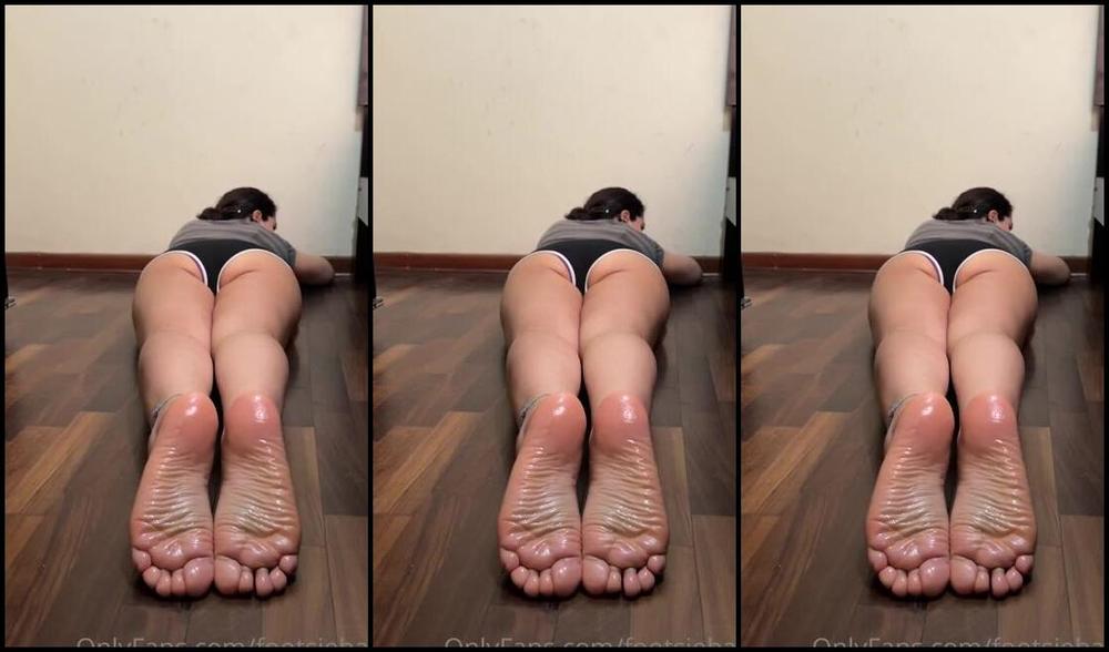 Gia S Feet Nicknamed Footsiebab 08 05 2022 Onlyfans Video Laying On My Stomach Dirty Talking With Oily Soles