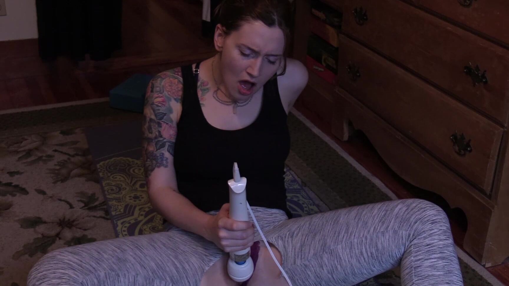 Bettie Bondage Yoga Milf Masturbates And Squirts