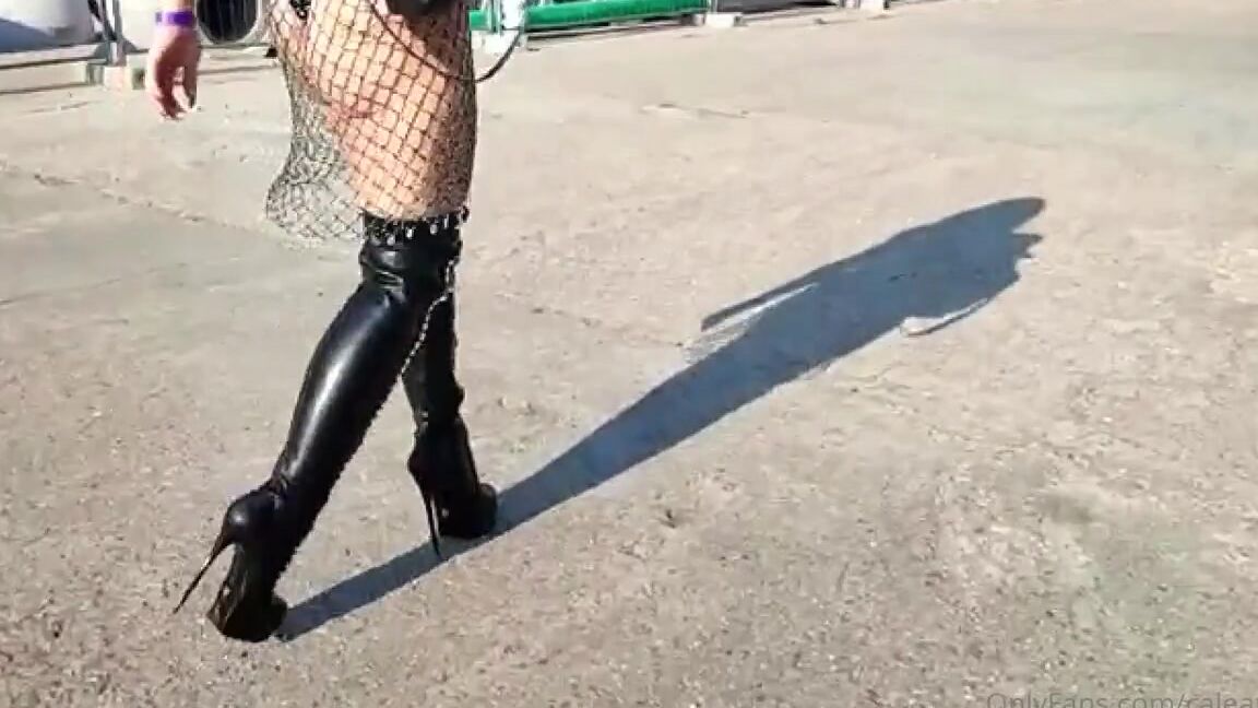 Calea Toxic Nicknamed Caleatoxic Onlyfans A Sexy Walk For My Boot Fetishists
