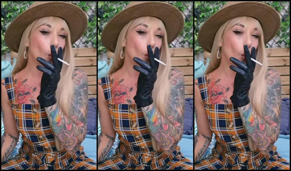 Queen Kinkerbell Nicknamed Kinkerbell23 Onlyfans Chain Smoking Two Because They Taste So Dam Good 1N