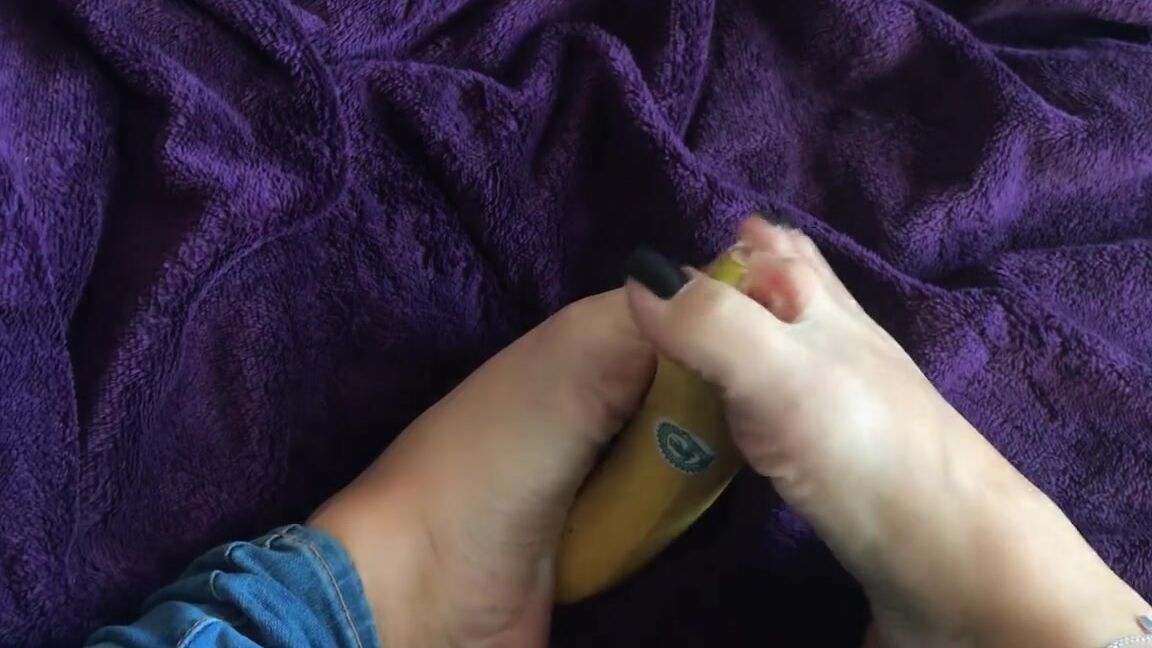 Footsiegalore Onlyfans Only Fans Exclusive Peeling My Banana With My Toes