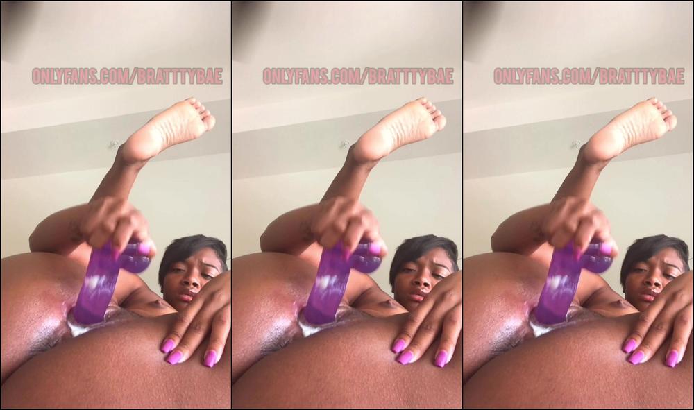 Bratttybae Watching The Office And Digging Out Cum