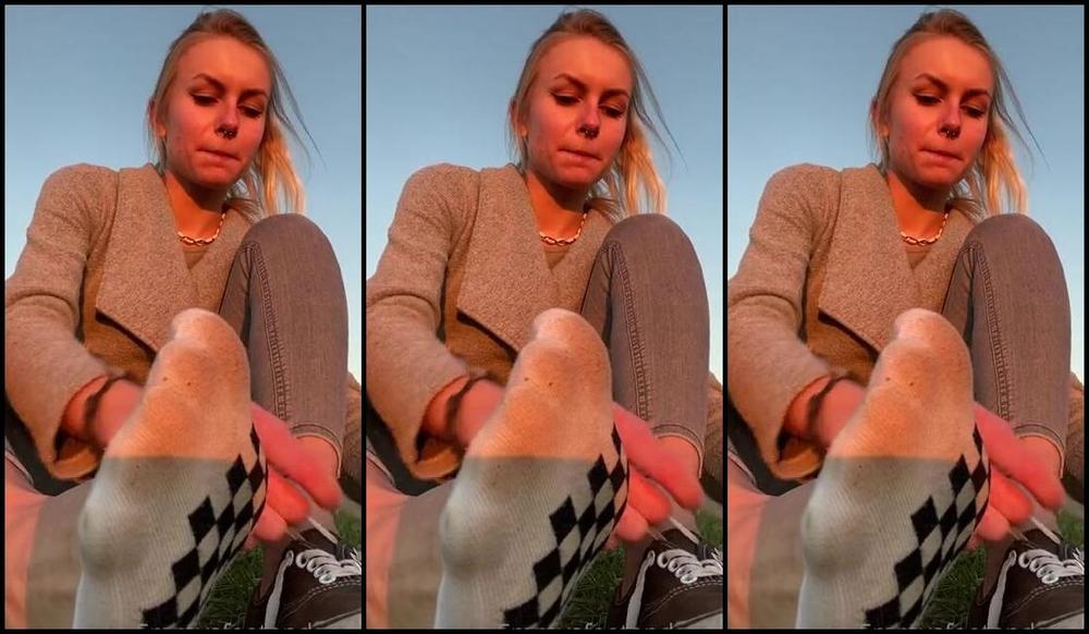 Emmysfeetandsocks Aka Emmyfeetandsocks Onlyfans Sock Update Remember That Was Day One My Feet Are Matchless I Mean It S Cold Outside Just Imaginp