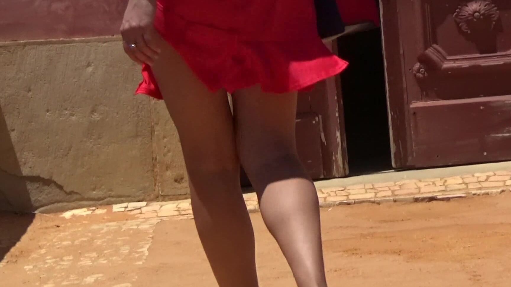 no-panties-and-without-a-dress-on-the-excursion-in-the-museum Pornhub