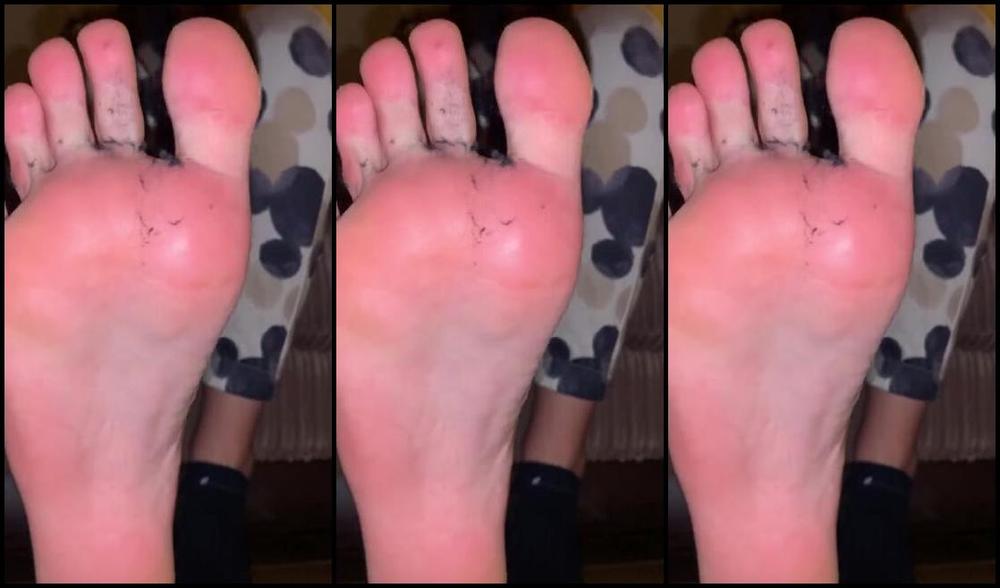 Miss Emma Rose Nicknamed Emmaemmarose Onlyfans Taking Of My Nike Socks For The First Time Today Knowing How Sweaty They Got Today