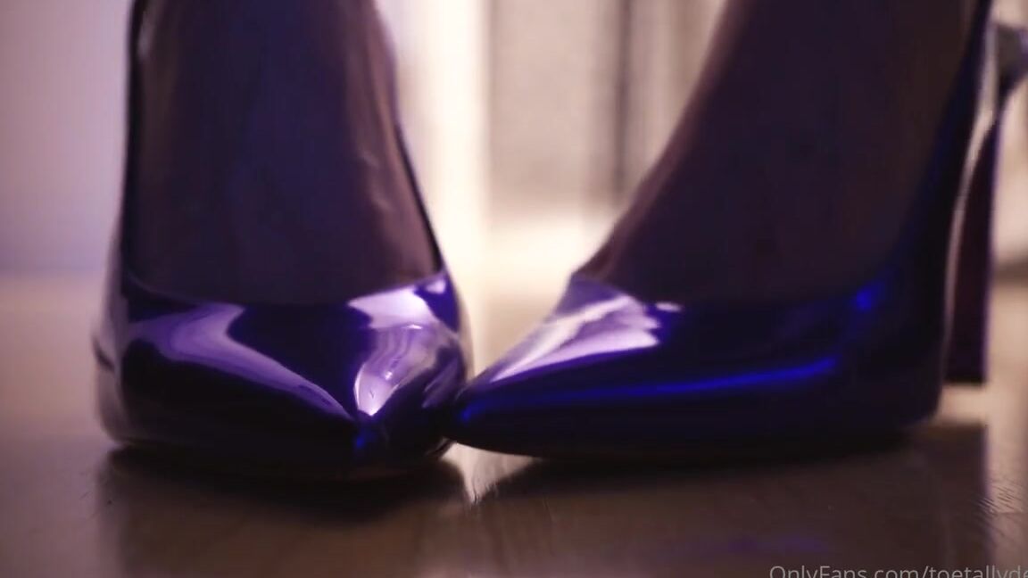 Toetallydevine Onlyfans Showing Off Another New Pair Of Pumps Tags Heels Pumps Pink Pedi Neon Pedip