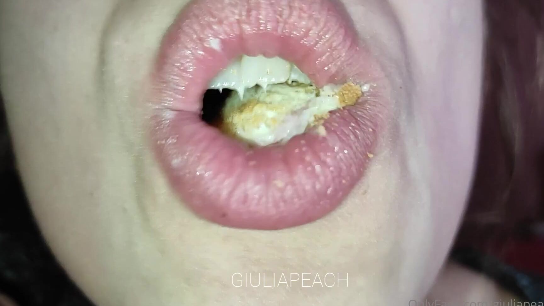 Giuliapeachxx Giulia Peach Eats A Toast In Today S Video I Eat A Very Crunchy But Also Juicy