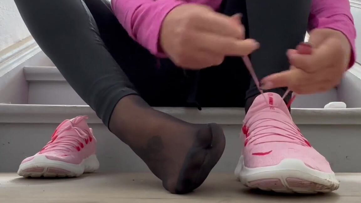 Mrs Larry Onlyfans Du Wartest Hier Bis Ich Vom Joggen Zurck Bin Danach Wirst Du Dein Dufterlebnis Haben You 1