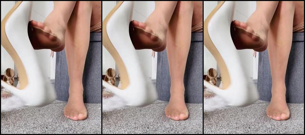 The Queen Of Sole Aka Missesdiscreets Onlyfans I Went With These Perfect White Heels First Swipe To Watch Me Dangle 2