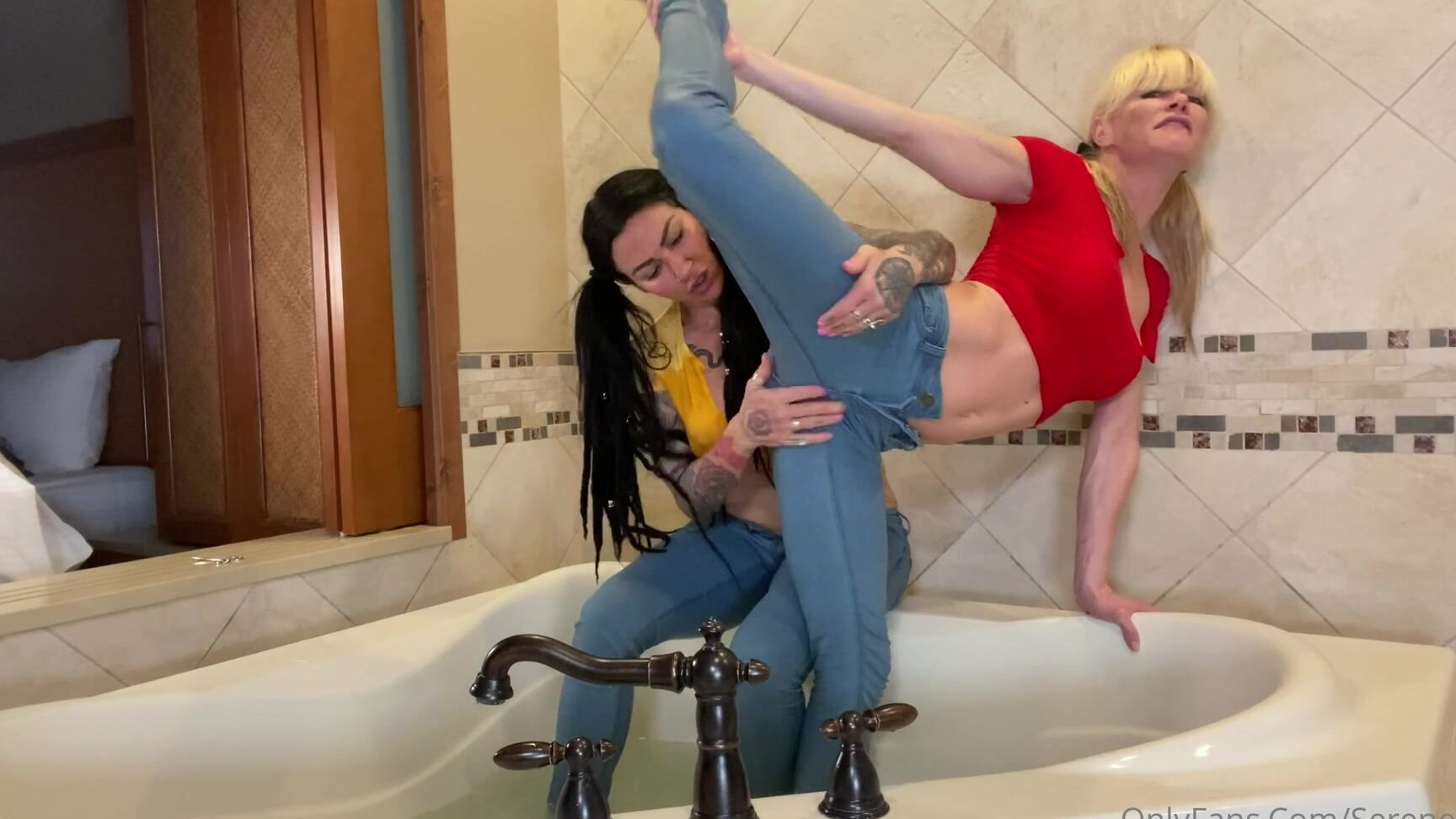 Serenesiren The Full Ripped Jeans Bathtub Scissor Lick Titty Suck And Gg Fuck With Jenhexxx Video