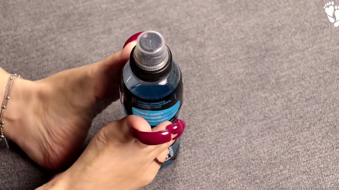 Lora Long Nails Nicknamed Loralongnails Onlyfans Long Toenail And Bottle