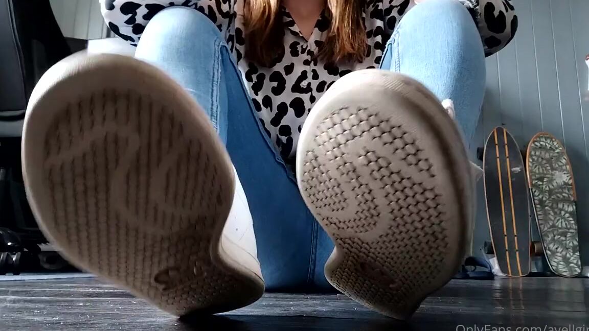 Ayellgirlfeet Nicknamed Ayellgirlfeet Onlyfans Je Retire Mes Petites Baskets Et Mes Chaussettes En Te Montrant Mes Magnifiques Pieds I Take 1