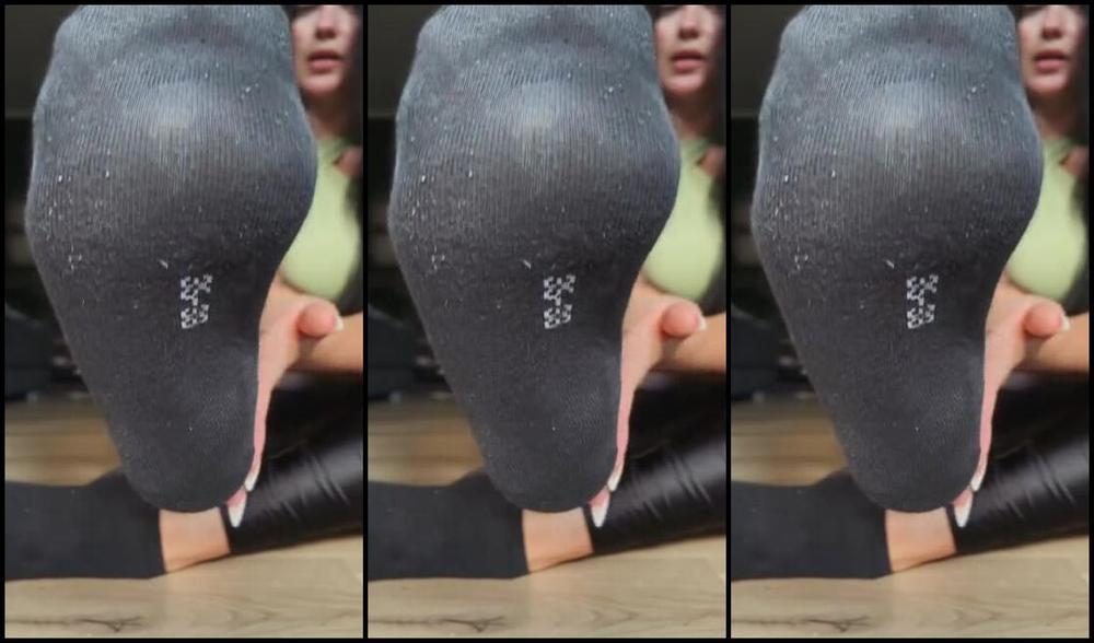 Goddessmona 91 Onlyfans Ich Meine Shiny Leggings Und Die Verschwitzten Sohlen Meiner Schwarzen Sneaker Socken Glnzenp