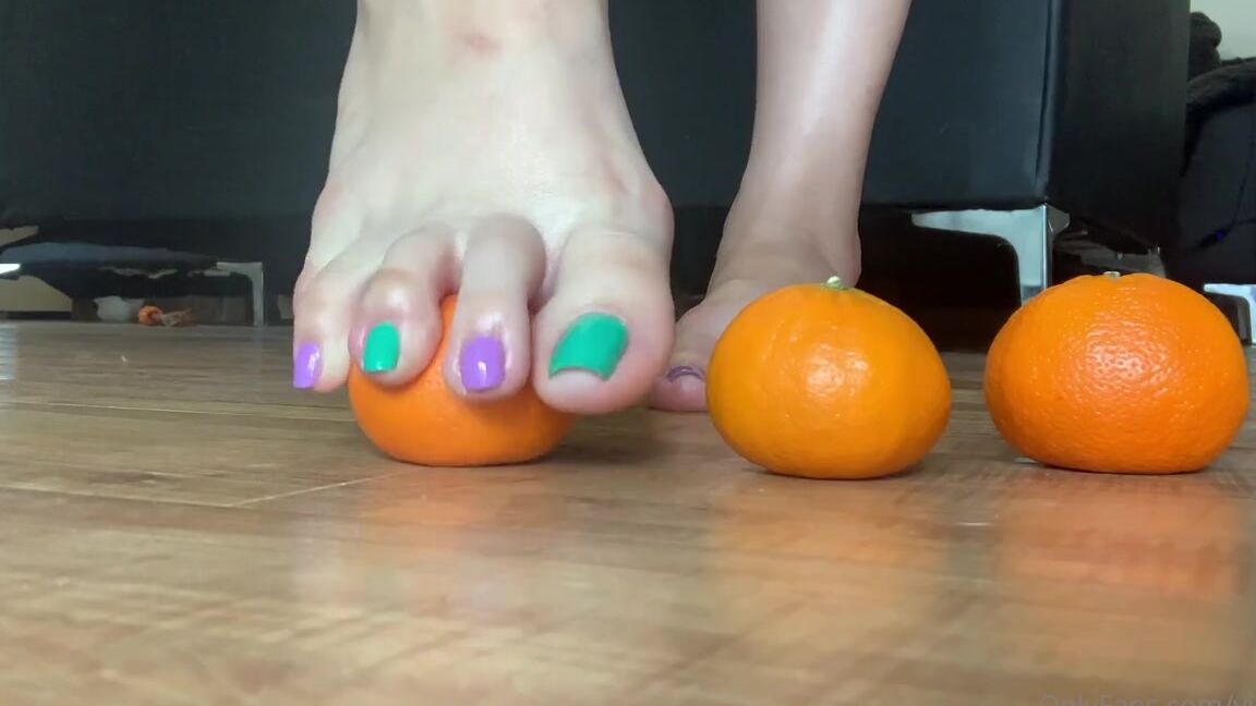 Natasha Aka Vibez3 Onlyfans Made You Some Fresh Squeezed Orange Juice With My Toes Drink Up And Don T Leave Any Messes Behind