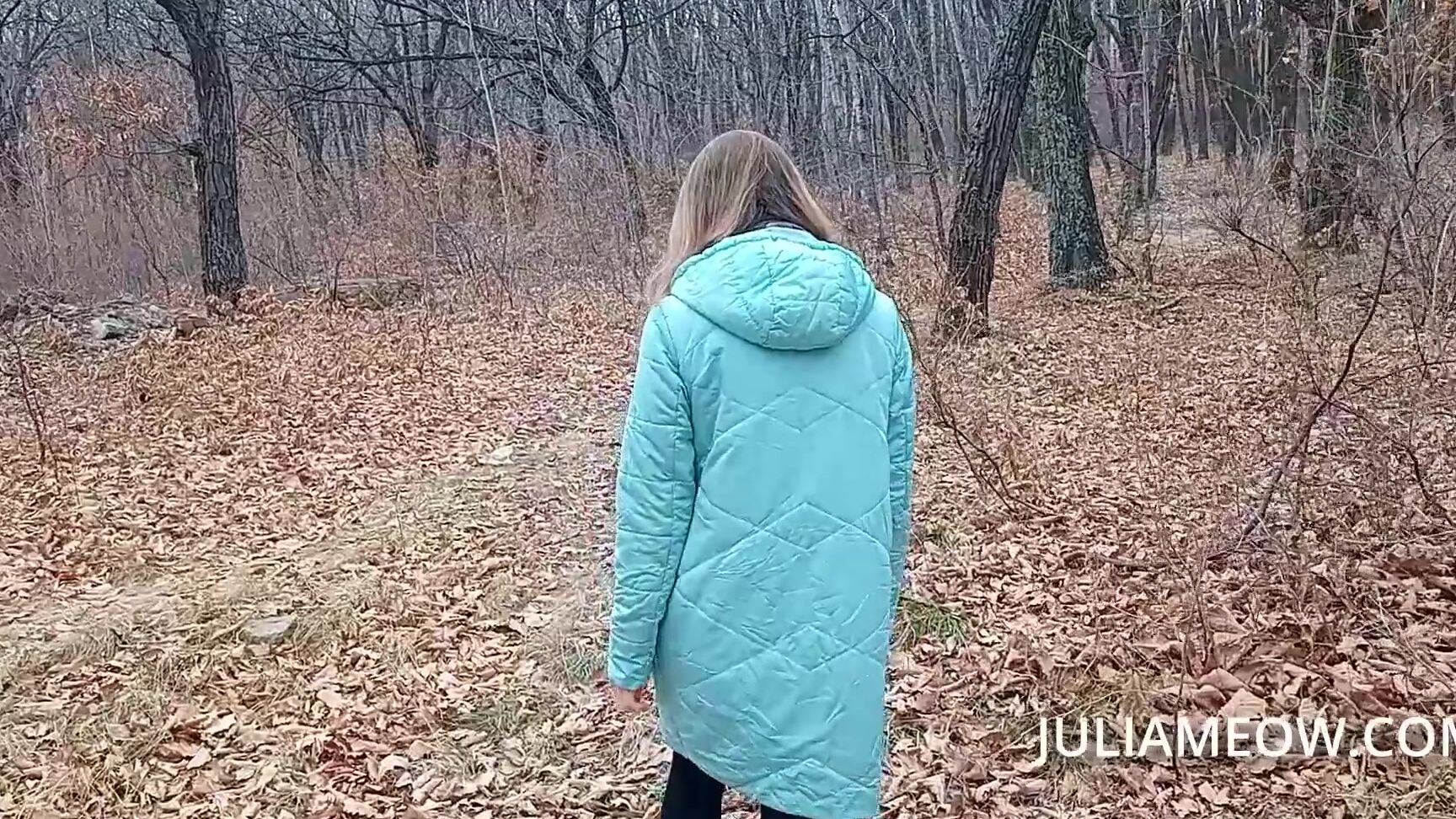 Juli Smith Meow Девушка эксгибиционистка раздевается в осеннем лесу Pornhub