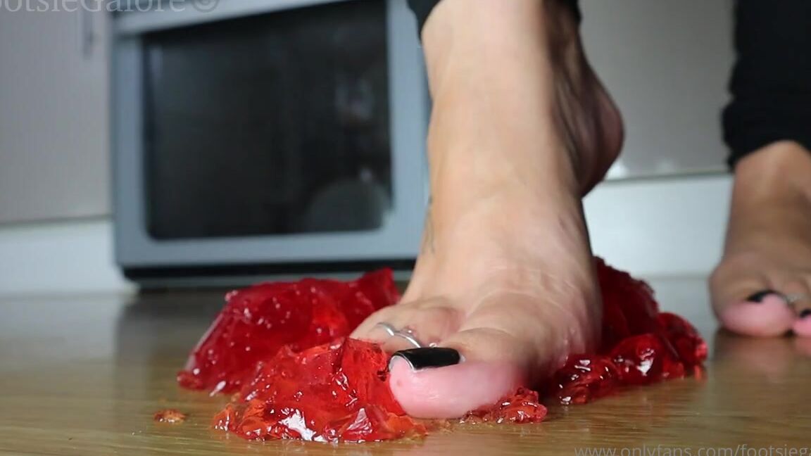 Footsiegalore Onlyfans Let S Celebrate My Birthday With A Good Old Party Favourite Of Jelly And Cream Let Me Mix Yours