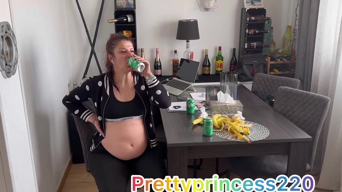 Prettyprincess220 02 01 2024 Onlyfans Video Eat Disgusting 10 Bananas 1L Sprite Burping Loud And Farting A Lot And Play With My