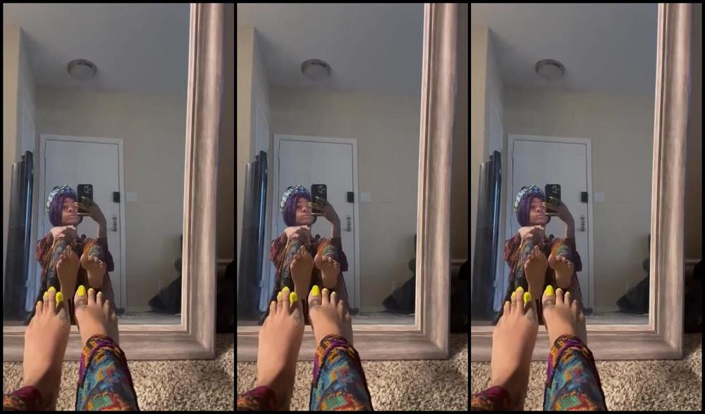 Zafeetllc Onlyfans Wiggling These Sexy Toes In The Mirror