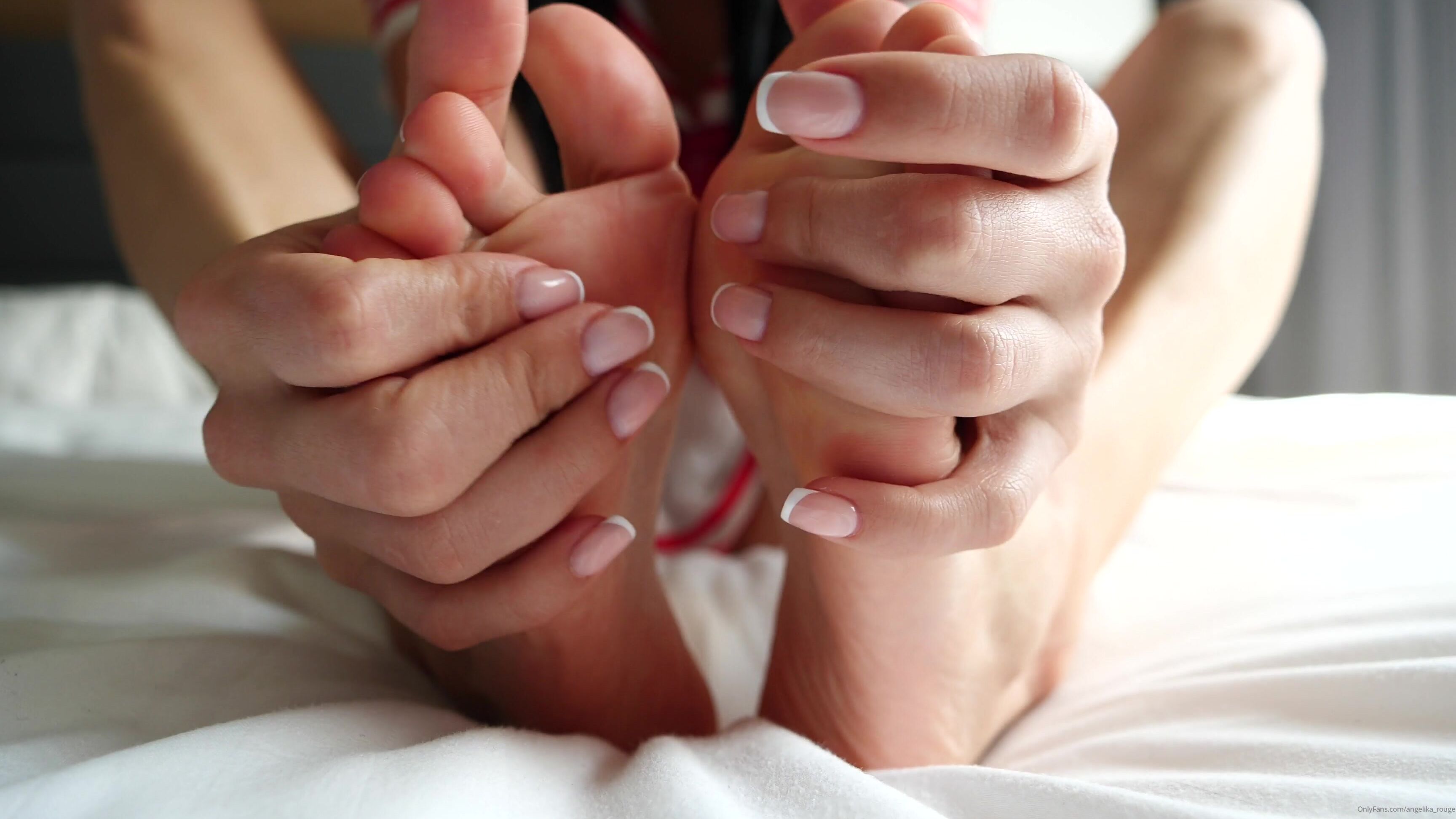 angelika-rouge-18-02-2020-152568392-french-pedicure-3-min-feet-play