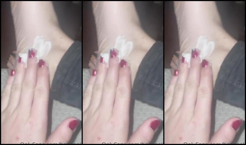 Goddessgaelle Nicknamed Badgaelle Onlyfans Hydratation De Mes Jolis Pieds Pour Qu Ils Soient Encore Plus Doux