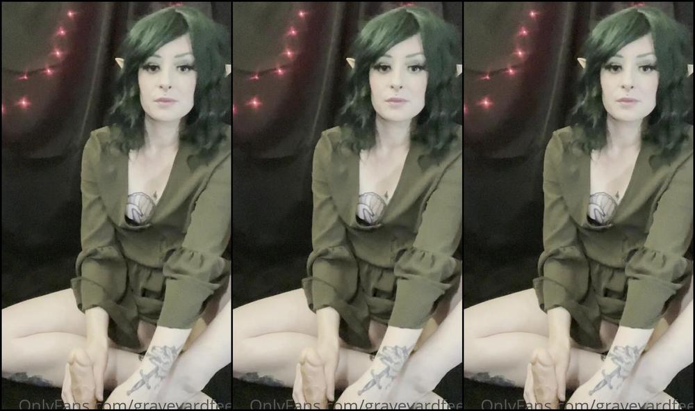 graveyardfeet-23-12-2020-1506272958-some-elves-are-naughty-and-this-one-wants-to-show-you-just-how-naughty-she-can-be-watch-m